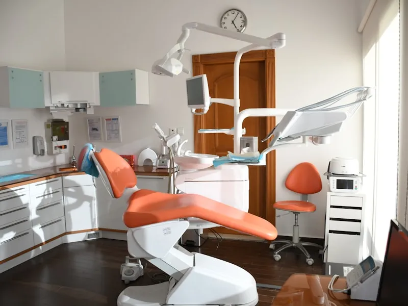 Ruang perawatan dengan kursi dental dan lampu periksa